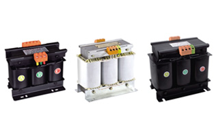 我公司多年来采用优质材料和先进的工艺技术专业生产160VA到100kVA之间，QZSG系列三相伺服变压器，是参照国外同类产品最新研制开发数控系统用变压器，能替代西门子公司4AP、4AU系列变压器，产品符合VDE0550、IEC439、JB/T5555 GB5226等国际、国家标准。 QZSG系列三相伺服变压器广泛适用于交流50～60Hz，输入、输出电压不超过500V的各种三相供电场合。 