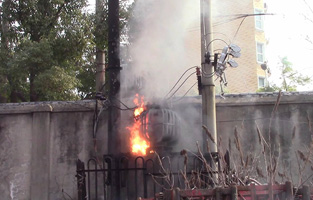 电气设备起火大家想必都见过，由于变压器是输配电系统中极其重要的电气设备，一旦变压器起火如果没有得到及时正确施救后果可是不堪设想的。今天撸撸在线视频厂家撸撸片在线电气就为大家总结下变压器起火的几点原因，假如碰到变压器起火能更快地查明起因，快速处理火源。