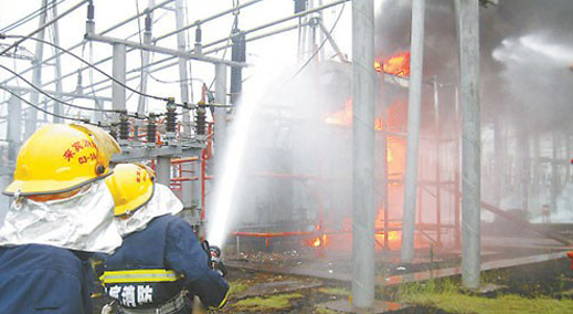 由于变压器是输配电系统中极其重要的电器设备，其内部的绝缘衬垫和支架，大多采用纸板、棉纱、布、木材等有机可燃物质，并有大量可燃绝缘油，一旦变压器发生严重过载、短路等问题，这些可燃物就会受高温或电弧作用，分解、膨胀以致气化，使变压器内部压力急骤增加，轻则外泄起火，重则造成外壳爆炸，大量喷油，燃烧的油流又有进一步扩大火灾的危害。今天撸撸片在线电气小编再次为你总结“变压器起火常见原因及防范措施”，以便大家查看。