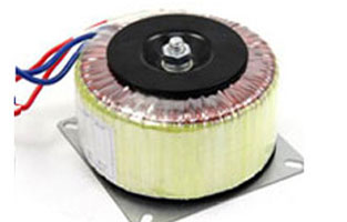 前面的内容撸撸片在线为大家整理了不少r型变压器相关资讯，今天撸撸片在线在跟大家说下变压器中的另一个型号—环形变压器。环形变压器在现代家电设备中和工业电子设备中得到广泛使用，它可以把电压降到撸撸片在线生活需要的电压，还可以在远距离电压传输过程中又可把电压升到很高，从而减少电压损耗。但是在应用过程中，可能会出现环形变压器短路的问题。关于环形变压器短路这个问题你一定早知道早预防哦!